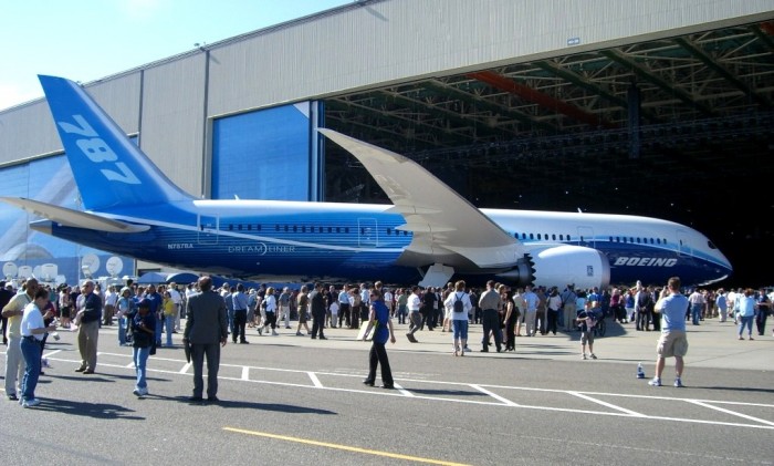 Boeing_787_Roll-out.jpg