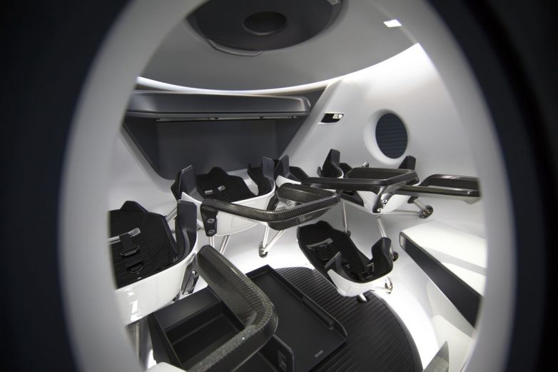 spacex展示未来感十足的极简主义载人龙飞船内部设计