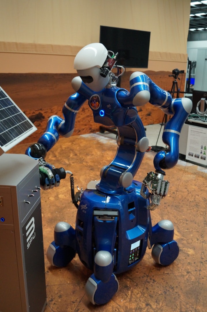 esa宇航员从国际空间站远程控制人形机器人